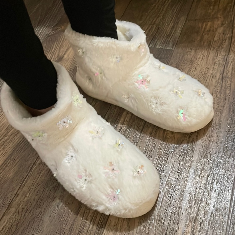 I’m selling really cute full foot fuzzy warm shoes.